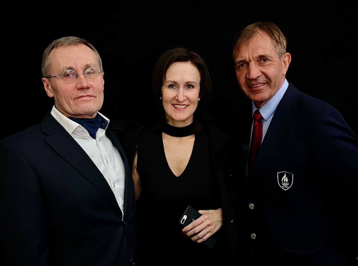 “Miss Valentine” ja Tartu Grand Prix peakorraldaja Janika Mölder koos Eesti Vabariigi kultuuriministri Tõnis Lukase ja Eesti Olümpiakomitee presidendi Urmas Sõõrumaaga. Foto: Kristjan Hirmo (2020)
