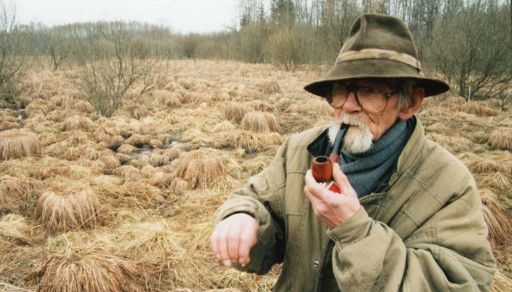 Pokude isa kunstnik Edgar Valter, taustal pokud ehk tarnamättad. Foto: Ingmar Muusikus, Maaleht.