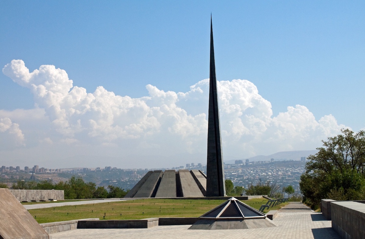 Photo of Tsitsernakaberd memorial and the genocide museum - source: www.wikipedia.org