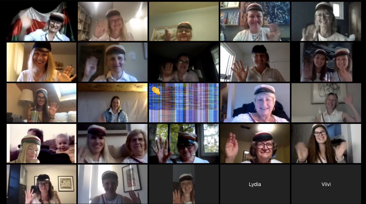 11. jaanikuul sai 34 Korporatsioon Filiae Patriae Toronto koondise liiget esmakordselt kokku virtuaalselt – igal oma väike otse-eetris ruuduke suurel arvutiekraanil. Näha on vaid 24 pale, kõik ei mahtunud korraga ühisele vaateväljale ja järgmisel ekraanivaatel oli osavõtjaid veel. Sellise Zoom videokõne vahendusel on pandeemia olukorras koondunud teisigi Eesti üliõpilasorganisatsioone, isegi volbriõhtut eraldatuses tähistama. Korp! Filiae Patriae Toronto õed pidasid selles ebatraditsioonilises keskkonnas ka traditsioonilise kevadise õestuspeo. Kuvatõmmis: vil! Annike Andre-Barrett (2020)