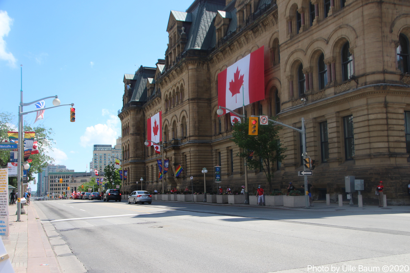 Pealinna Ottawa tänavad olid riigi sünnipäeva puhul küll traditsiooniliselt lippudega kaunistatud, kuid kes puudusid, olid juubeldavad inimesed. Foto: Ülle Baum ©2020