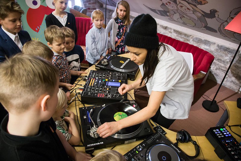 DJ Heidy Purga with young attendees of the festival conference. Photo: TMW