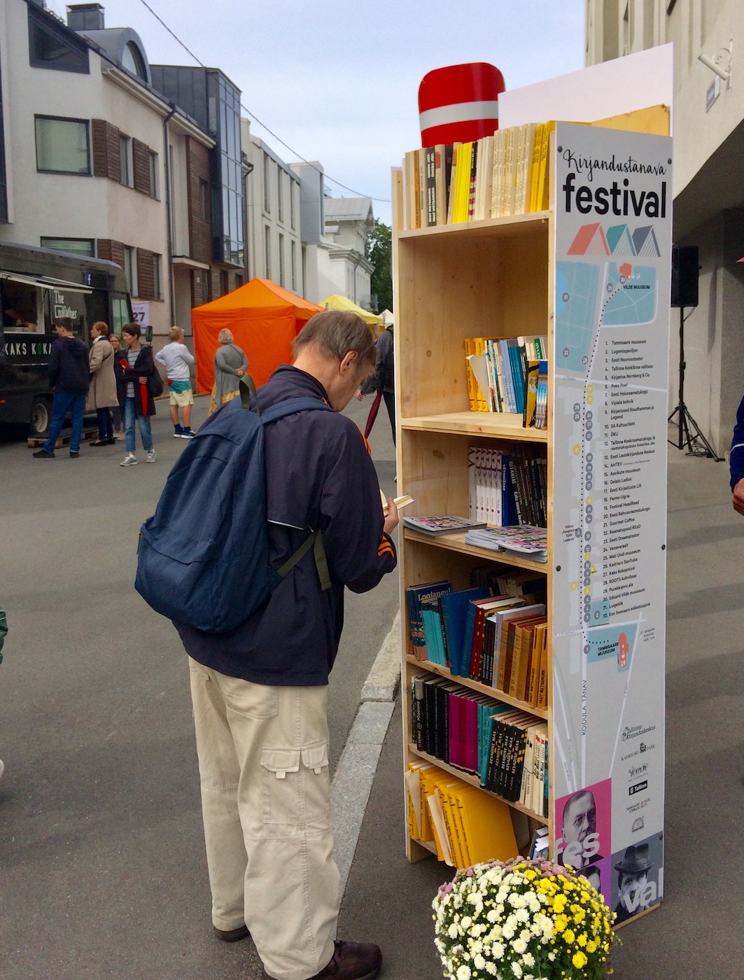 Kadrioru Kirjandustänava ehk Koidula tänava otstes jagati festivaliprogramme. Foto: Lea Kreinin (2020)