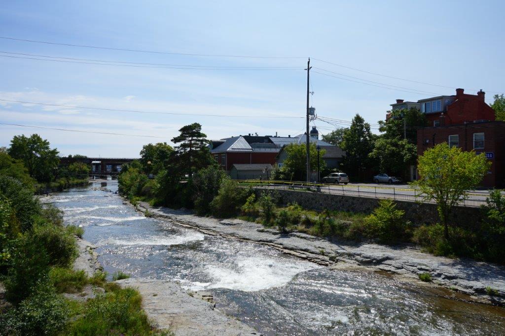 Port Hope'i läbiva Ganaraska jõe ,,kalaredel“, kus võib kevadel ja sügisel forellide ning lõhede kudemisrännakut näha. Foto: Kati Kiilaspea (2020)