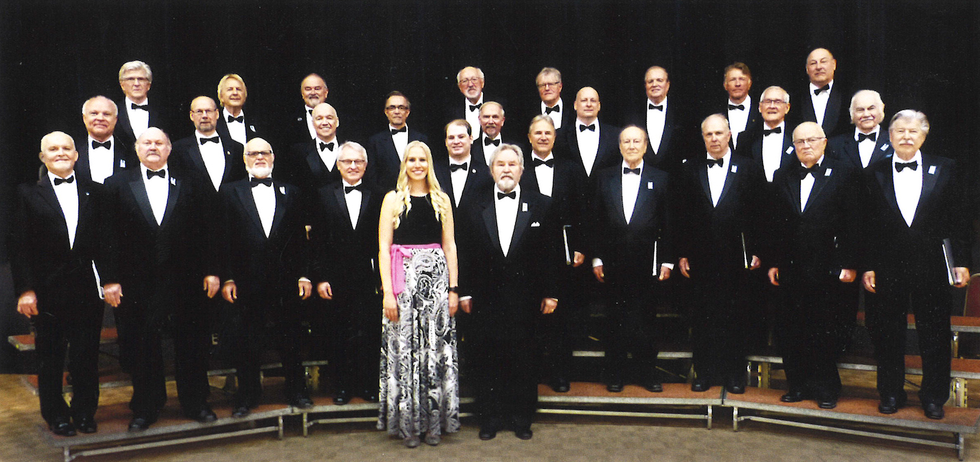 Praegune Toronto Eesti Meeskoor: ,,säilitades eestluse  igavest tuld ja kaasa aidates rahvusliku kokkukuuluvuse  süvendamisele” (Emil Eerme).  Ees paremal koorijuht Avo Kittask, tema kõrval meeskoori  saatja, Elli Kipper. Foto: AR&AT