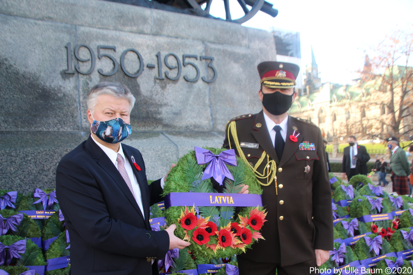 Kārlis Eihenbaums, Läti suursaadik Kanadas ja Läti Colonel Agris Ozoliņš, Defence, Military, Naval and Air Attaché National War Memorial juures Läti suursaatkonna pärjaga. Foto: Ülle Baum ©2020