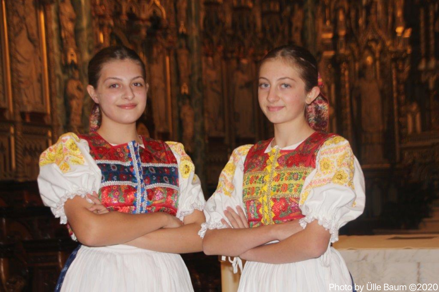 4. detsembril toimus Notre Dame Cathedral Basilica saalis Ottawa 13. Euroopa Liidu jõulukontserdi solistide seinemiste lindistus Algonquin College'i tudengite poolt ROGERS televisiooni erilise programmi jaoks, mida kannavad üle Rogers TV ja OMNI TV. Fotol Slovakkia suursaadiku Vít Koziaki kauneis slovaki rahvarõivais tütred Terézia ja Sabína Koziaková, kes esitasid traditsioonilise slovakkia jõululaulu. Foto: Ülle Baum ©2020