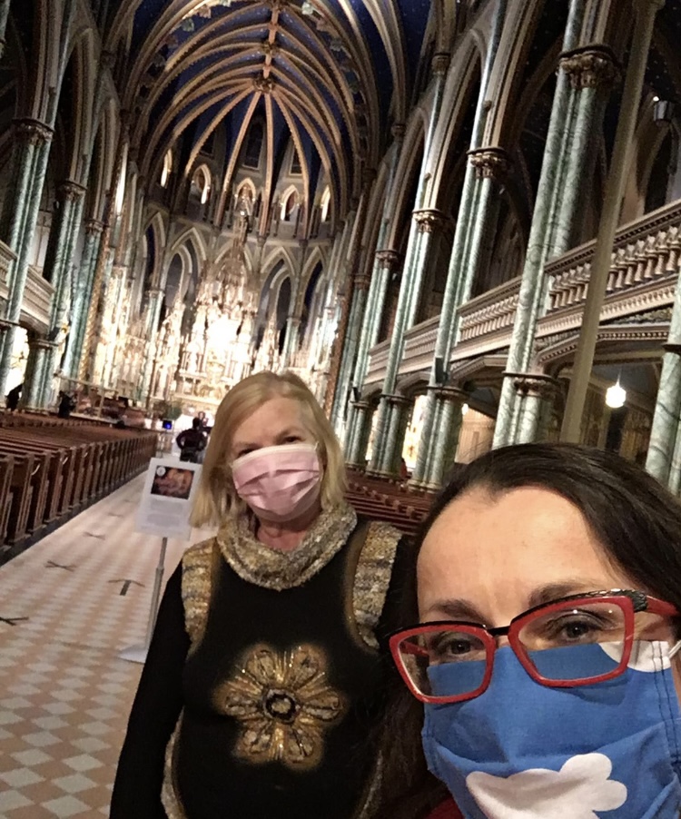 13. Euroopa Liidu kontsert tuleb eetrisse ROGERS TV ja OMNI TV vahendusel, kui kantakse üle 4. detsembril Notre Dame Cathedral Basilica kirikusaalis lindistatud solistide esinemised, mis tehti vastavalt sotsiaalse distantsi nõuetele Algonquin College'i tudengite poolt. Vasakul: Ülle Baum, kes on EL jõulukontserti korraldanud juba 13. aastat ja Euroopa Delegatsiooni Kanada pressisekretär Diodora Bucur. Foto: Diodora Bucur ©2020