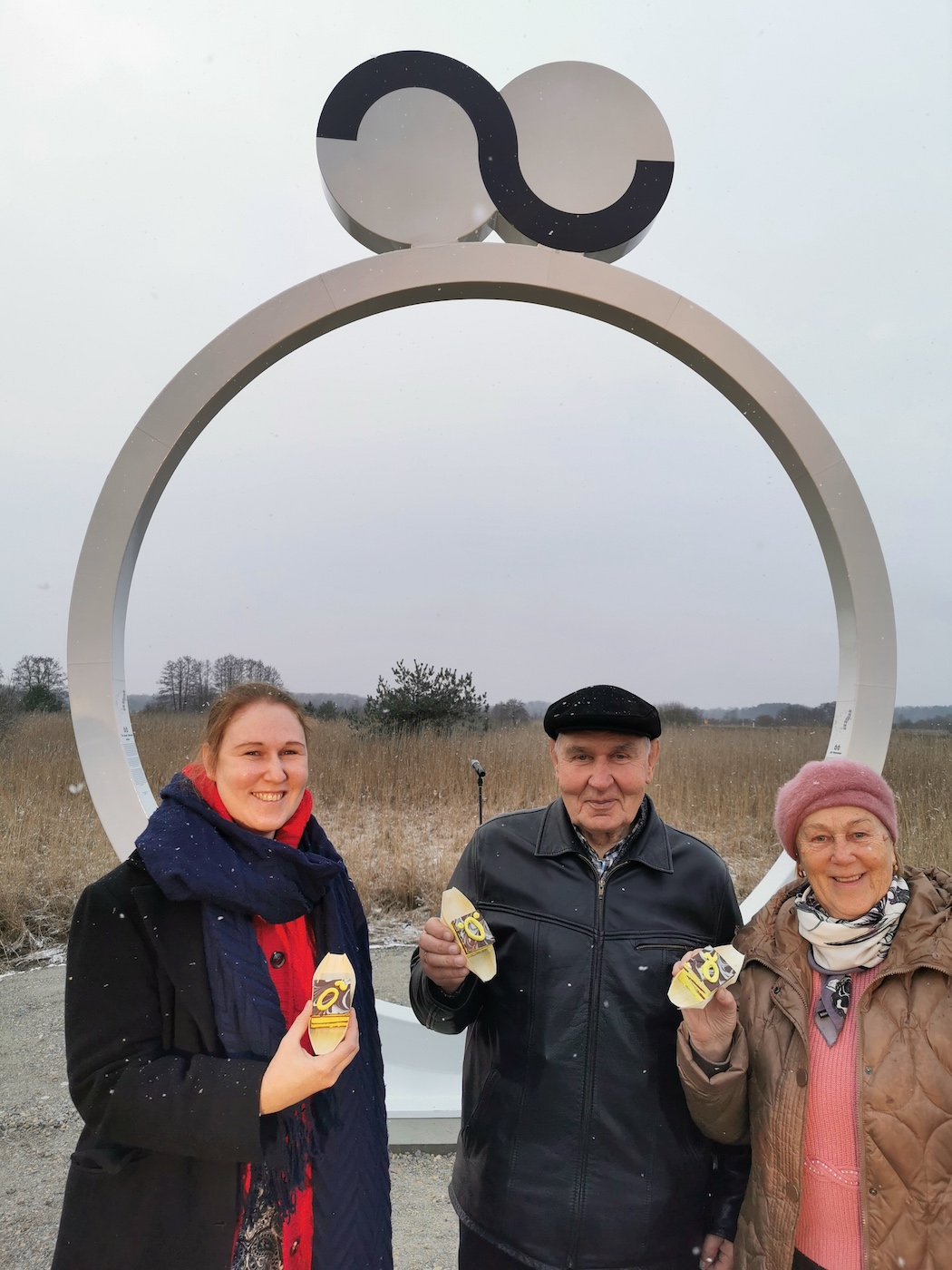 Esimesed möödujad, kes Saaremaa Õ-Ö häälikute piiritähist uudistama tulid oli perekond ÕUN! Fotograaf kahjuks ei kuulnud, kust poolt piiri nad pärinesid ehk kuidas oma nime hääldavad. Nemadki said osa Õ-ja Ö-ga tähistatud koogi tükkidest. Foto: Leida Lepik (2020)