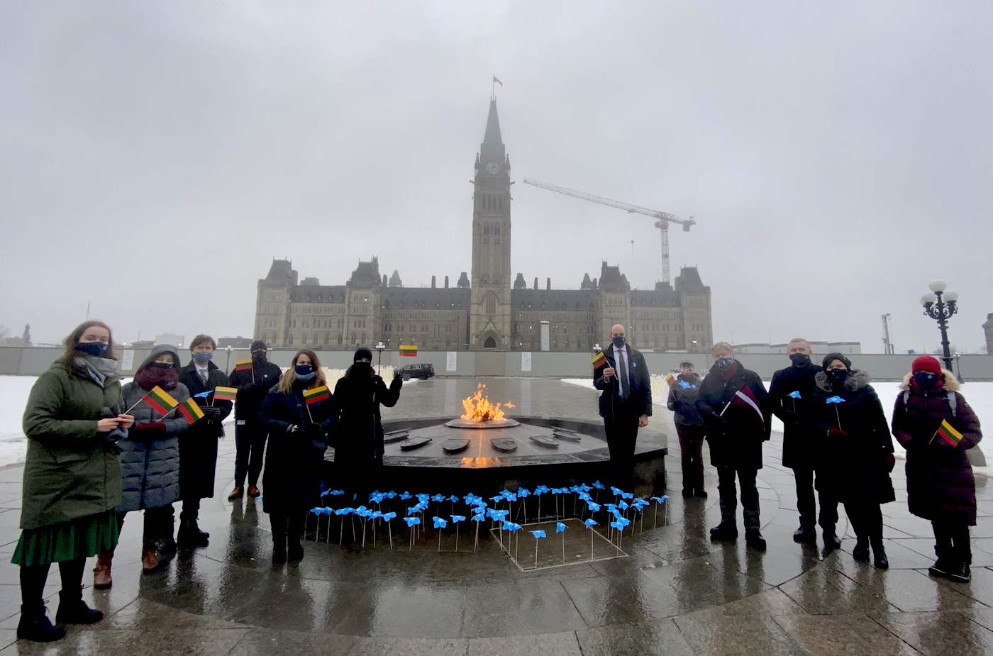 Ottawas Parlamendimäel Centennial Flame tule ees tähistamaks Leedu Freedom Defenders' Day 30. aastapäeva toimus Leedu Vabariigi suursaadiku Kanadas Darius Skusevičius eestvedamisel mälestusüritus, millest võtsid osa kõigi kolme Balti riigi suursaadikud ja Kanada valitsuse ning välisministeeriumi esindajad. Foto: Leedu Suursaatkond Kanadas (2021)