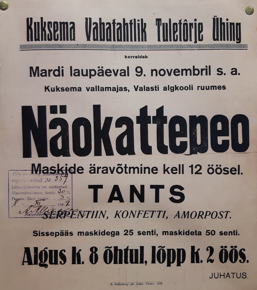 Mõnus ettekujutus sellest 1929. a. mardilaupäeval peetud näokattepeost tekib tänu trükis jäädvustatud reklaamitavatele detailideLE. Katkust polnud siis haisugi. Õhus lehvis hoopis mitteäratundmise põnevus ja kahtlemata ka Rooma armastusjumala Amori vaim. Müürileht rõõmustab tänapäeva lugejaid ja unistajaid Järva-Jaani Tuletõrjemuuseumis. Foto: Maarin Ektermann