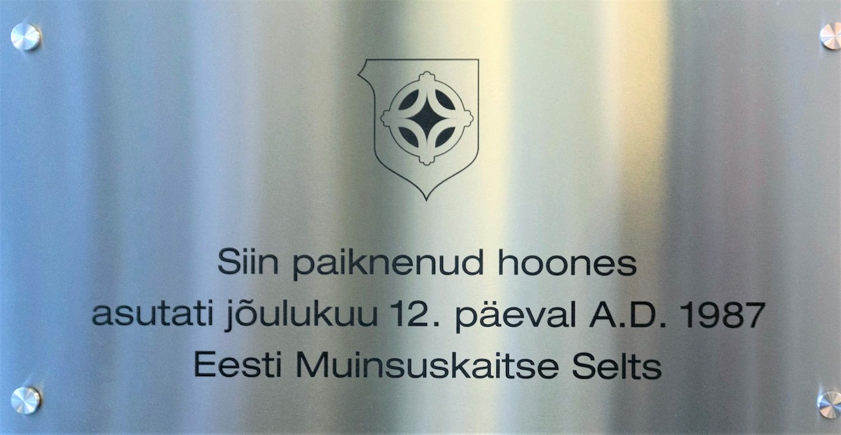 Mälestustahvel „Siin paiknenud hoones asutati jõulukuu 12. päeval A.D. 1987 Eesti Muinsuskaitse Selts“.