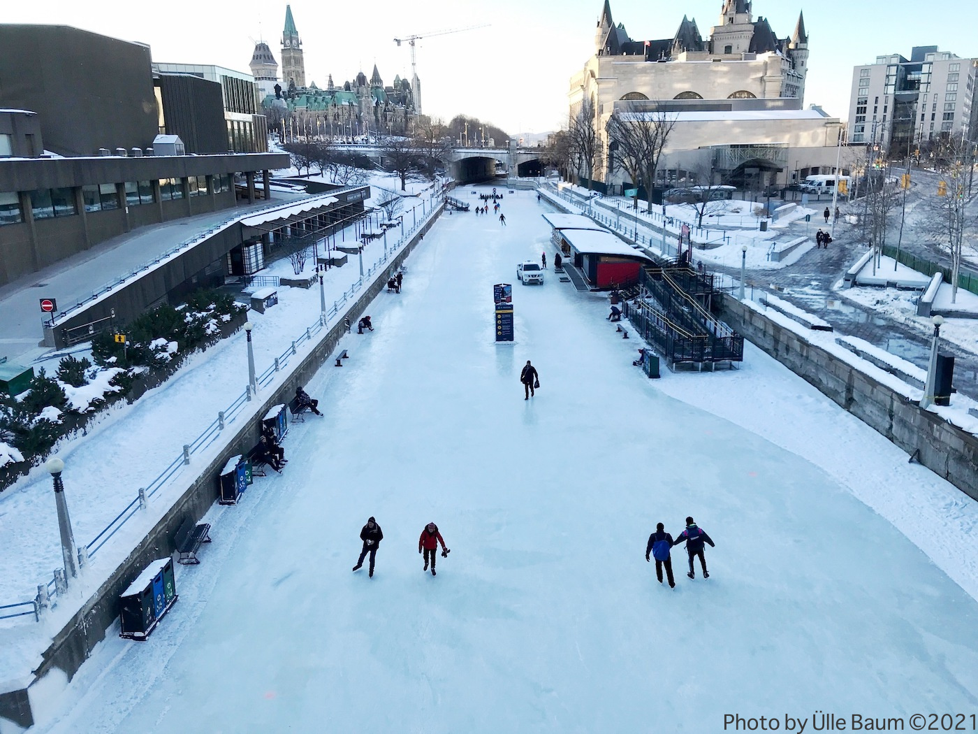 Maailma üks pikem avatud uisurada - 7,8 kilomeetri pikkune Ottawa *Rideau Canal Skateway* on avatud tasuta kõigile, ning tänu külmadele talveilmadele pakub see uisutamise võimalus paljudele tõelist rõõmu ja eriti just talvefestivali *Winterlude* ajal, kui traditsioonilised üritused toimuvad sel aastal virtuaalselt seoses pandeemia erakorraliste reeglitega. Foto: Ülle Baum ©2021