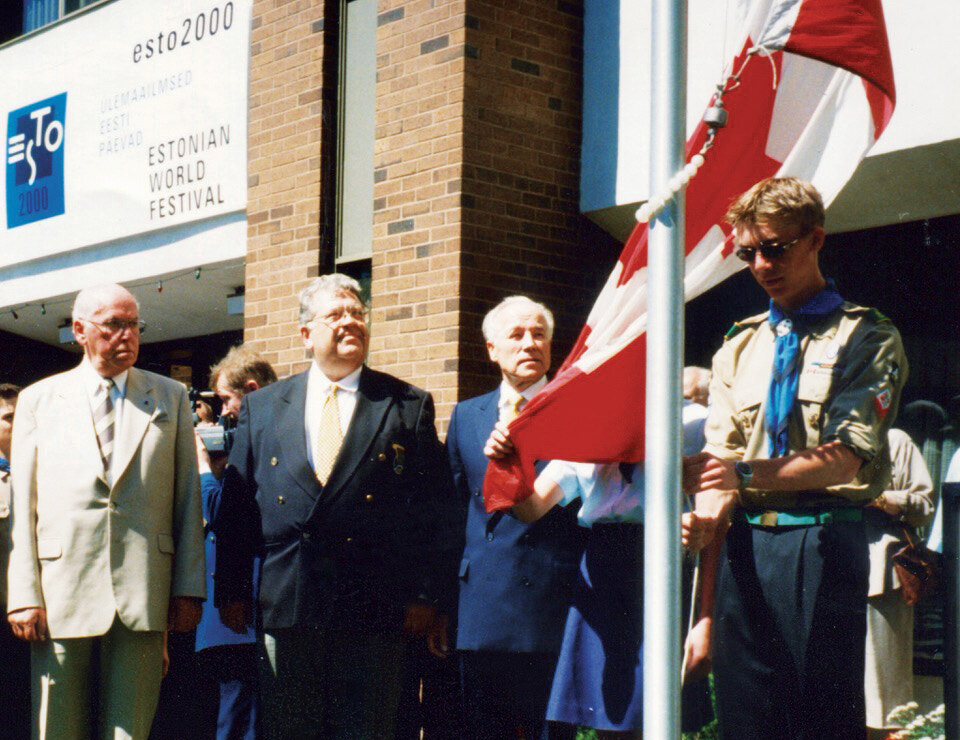 Laas Leivat (keskel), EV president Lennart Meri ja Eesti Maja esimees Osvald Piil lipuheiskamisel Toronto Eesti Maja ees 2000.a. ESTO ajal. Foto erakogust