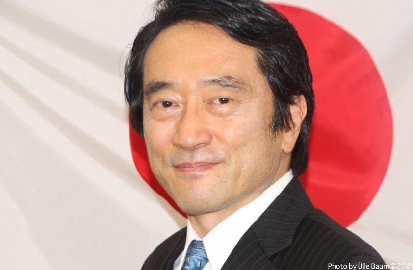 11. märtsil Jaapani suure Ida-Jaapani maavärina 10. aastapäeva puhul Jaapani suursaadik Kawamura Yasuhisa tänas Kanada valitsust ja rahvast südamliku toetuse ning sõpruse eest. Fotol: Jaapani suursaadik Kawamura Yasuhisa Jaapani riigilipu ees. Foto: Ülle Baum ©2021