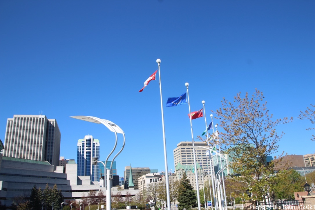 Euroopa päeval, 9. mail lehvisid Euroopa Liidu lipud paljudes Kanada linnades ja sealhulgas ka Ottawa linnavalitsuse ees. Samal päeval tegi Euroopa päeva puhul ametliku avalduse Kanada peaminister Justin Trudeau. Foto: Ülle Baum ©2021