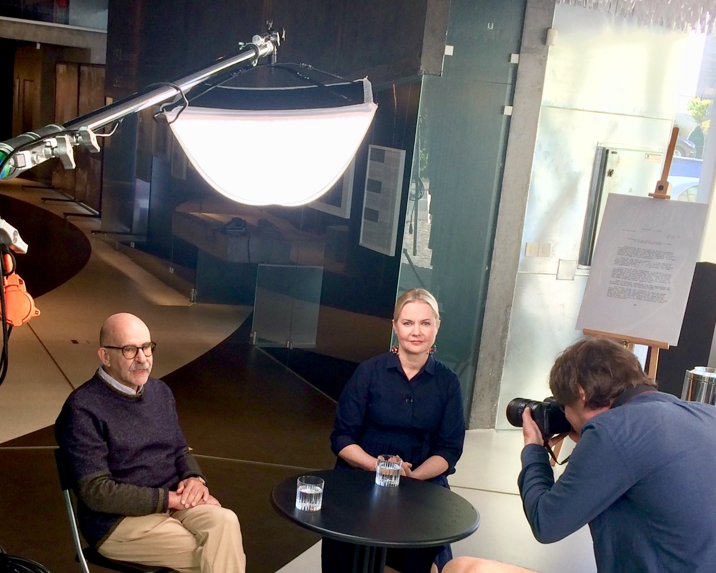 Fotograaf Dmitri Kotjuh pildistamas Vabamus David Vseviovi ja Eneken Laanest - foto: Lea Kreinin (2021)