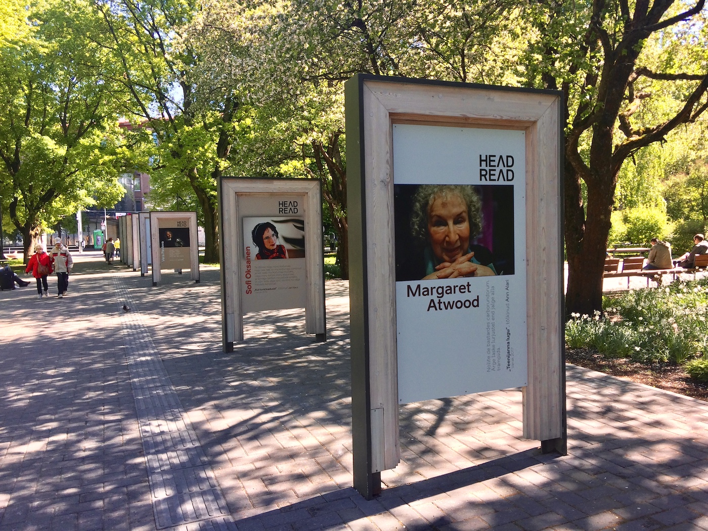 Festivali raames avati Dmitri Kotjuhi fotonäitus Tallinna kesklinnas Tammsaare pargis. Esiplaanil mõned aastad tagasi Head Read esinejana Tallinnas viibinud kanada kirjaniku Margaret Atwoodi portree - foto: Lea Kreinin (2021)
