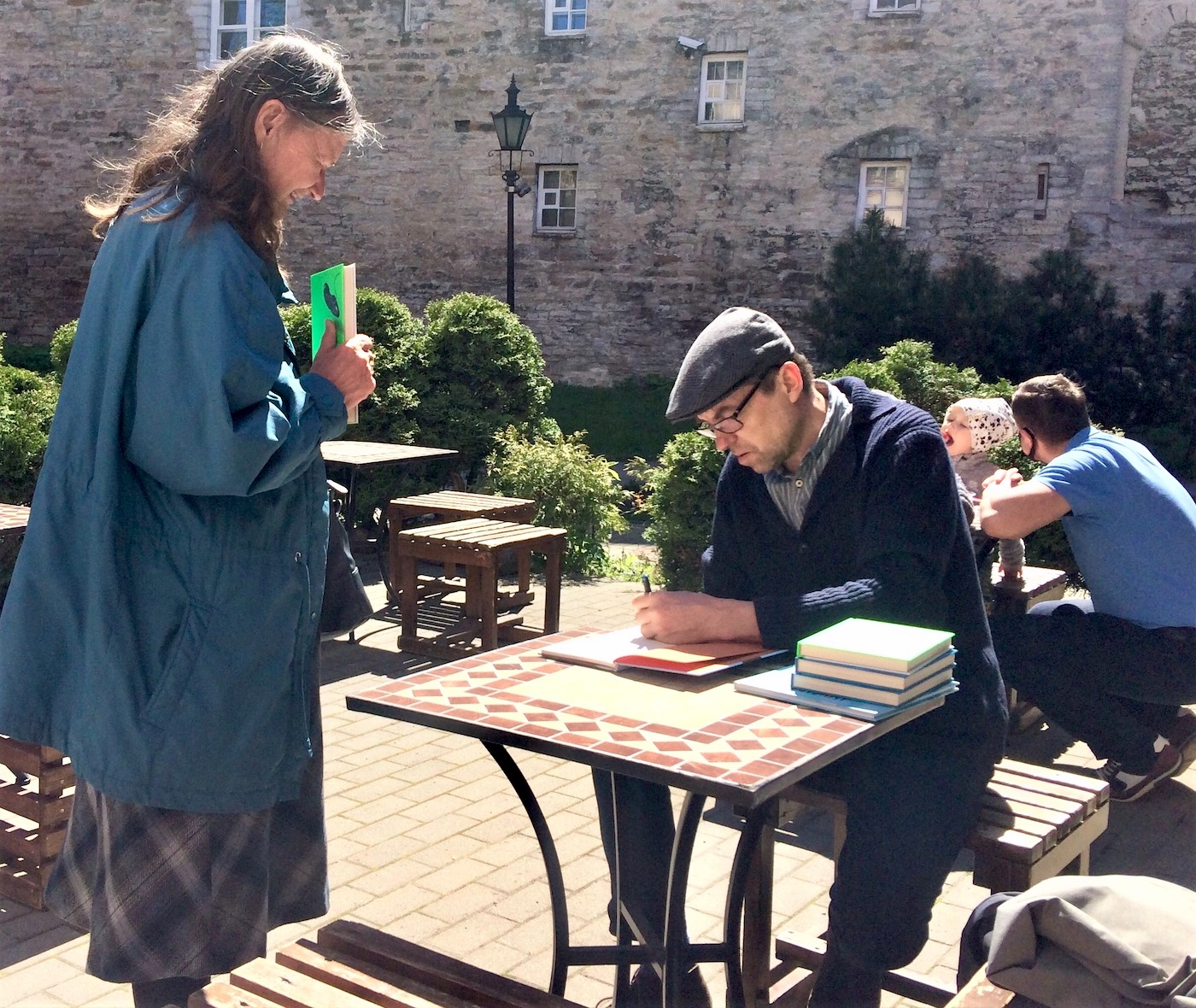 Lastekirjanik Jaanus Vaiksoo kirjutab Piip ja Tuut Teatri ees oma kõige hilisemasse raamatusse „King nr 40“ pühendust - foto: Lea Kreinin (2021)