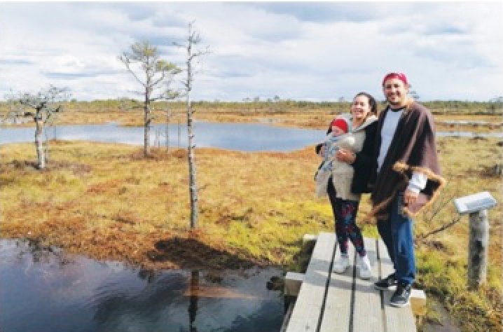 Maarja, Ricky ja Leonardo Eestis Kakerdaja rabas. Olles pikemat aega Eestis, ,,armus“ Ricky Eesti toitu ja maiustustesse ning nii leiti, et võiks avada Kanadas veebipoe. Foto erakogust