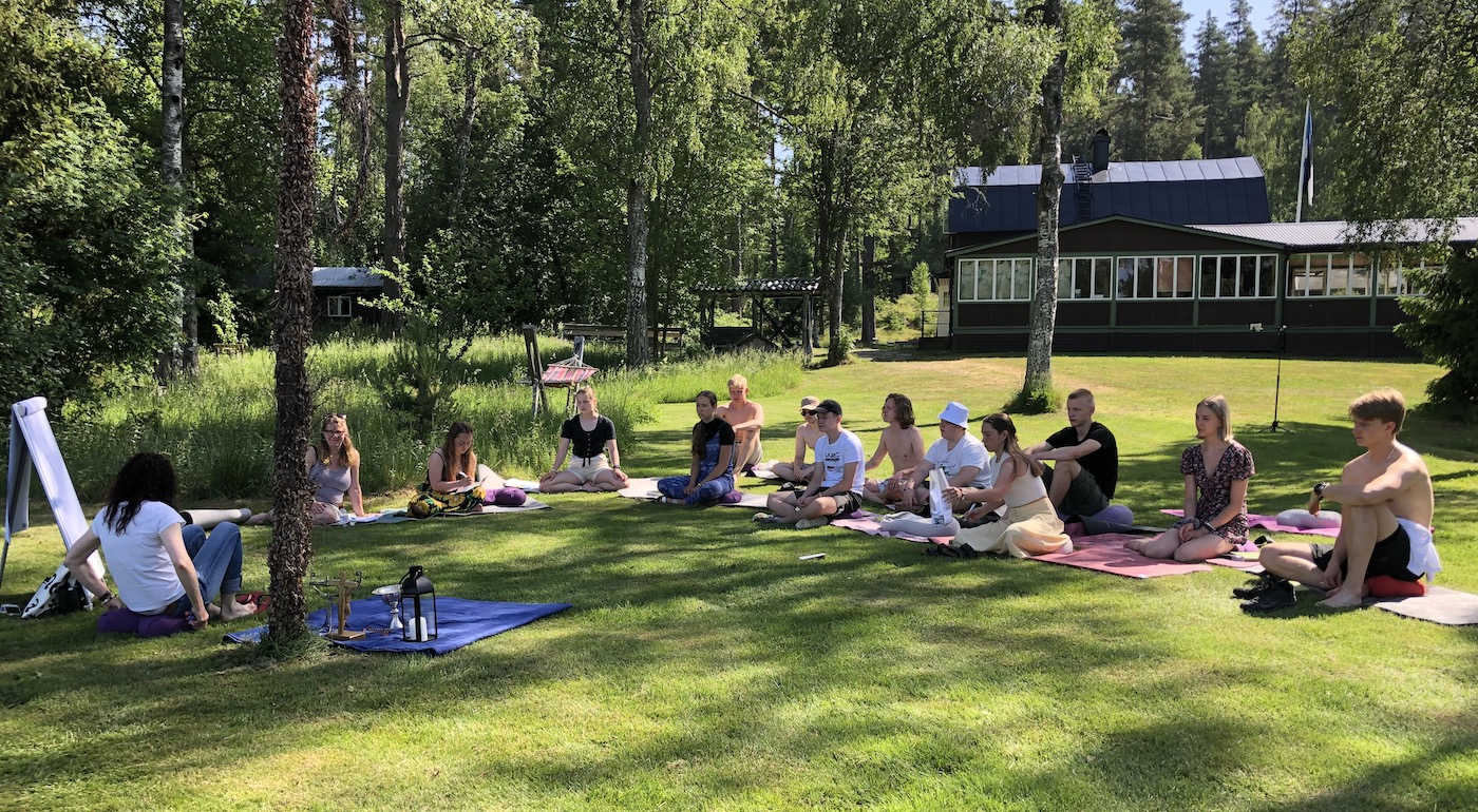 Leeritund järve kaldal. Foto: Sirle Sööt