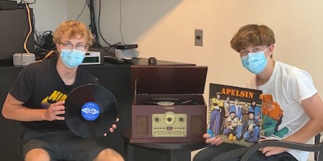 Eesti noored Laas ja Lief Kolga, kes on sel suvel Ehatares tööl, valivad, tutvustavad ja mängivad heliplaate muude tööde kõrval.