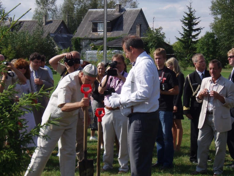 President Ilves planting one of Madis Jürima's spruce trees with the Municipal Elder of Kasepää, 2007. Photo used with permission from Madis Jürima.