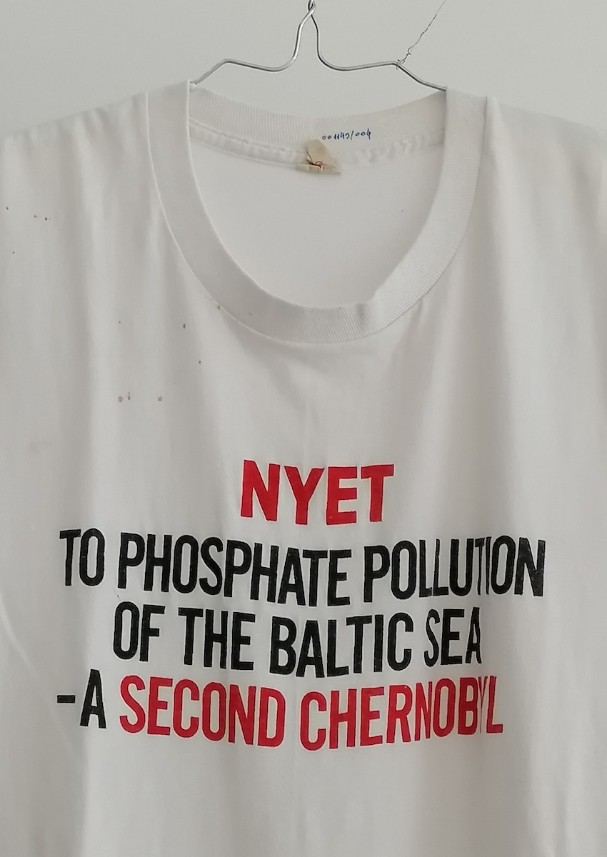 Fosforiit Balti meres, <i>Phosphorite in the Baltic Sea</i>. Tundmatu autor, Vabamu. Tekst särgil on täpsemini: „NYET to phosphate pollution of the Baltic Sea – a second Chernobyl“.  - Foto: Riina Kindlam (2021)