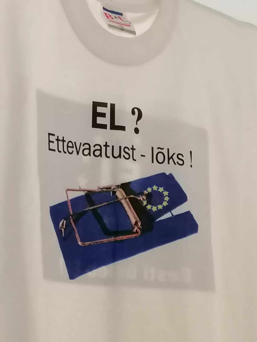 „EL? Ettevaatust – lõks!“ mille tagaküljel: „Eesti ütleb EI!“ ehk Euroopa Liitu astumise vastuprotest. (2003, Eesti Ajaloomuuseum). - Foto: Riina Kindlam (2021)