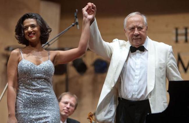 Caption: Pianist Khatia Buniatishvili and conductor Neeme Järvi. Photo: anzeigervonsaanen.ch