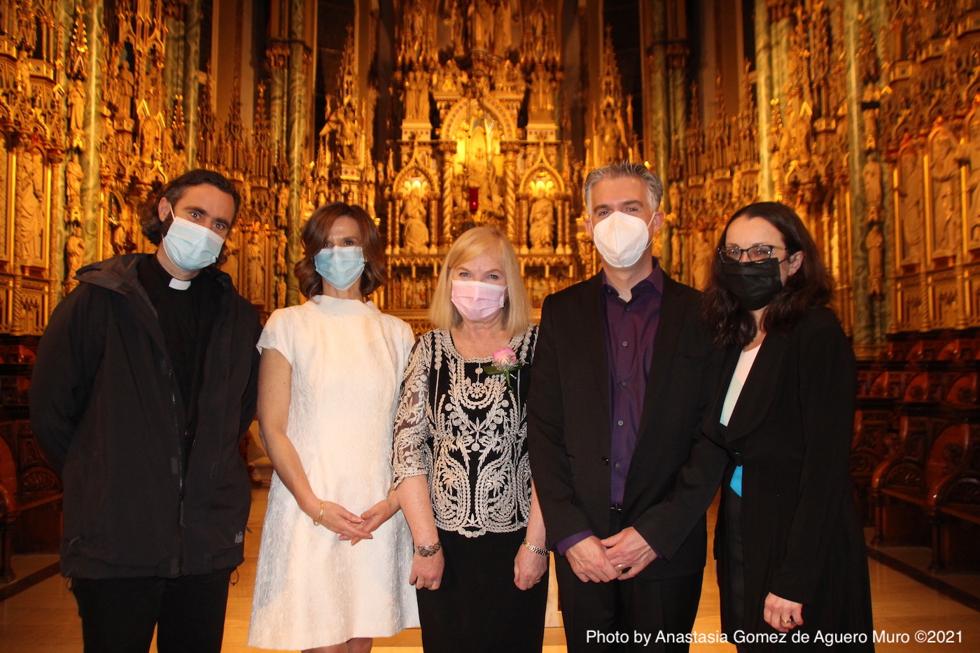 Fotol vasakult: Notre-Dame Cathedral Basilica rektor isa David, Euroopa Liidu suursaadik Kanadas dr. Melita Grabič, jõulukontserdi peakorraldaja Ülle Baum, 2021 jõulukontserdi kunstiline juht Timothy Piper ja Euroopa Liidu Kanadas delegatsiooni pressisekretär Diodora Bucher pärast Euroopa Liidu jõulukontserti Ottawas. Foto: Anastasia Gomez de Aguero Muro (2021)