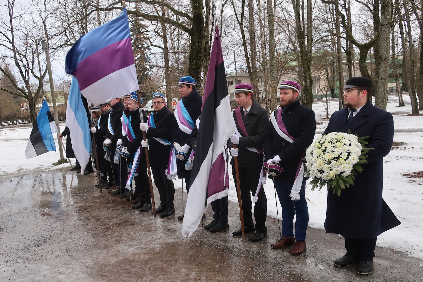 Üliõpilased mälestussamba juures. Foto Erwin Pari (2022)