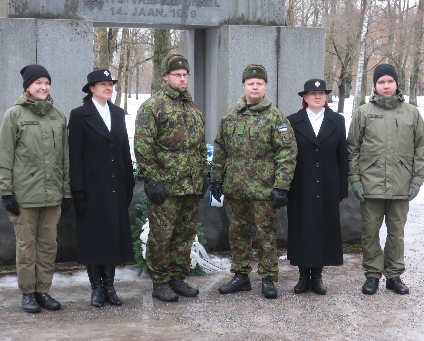 Kaitseliitlased ja naiskodukaitsjad mälestussamba juures. Foto Erwin Pari (2022)