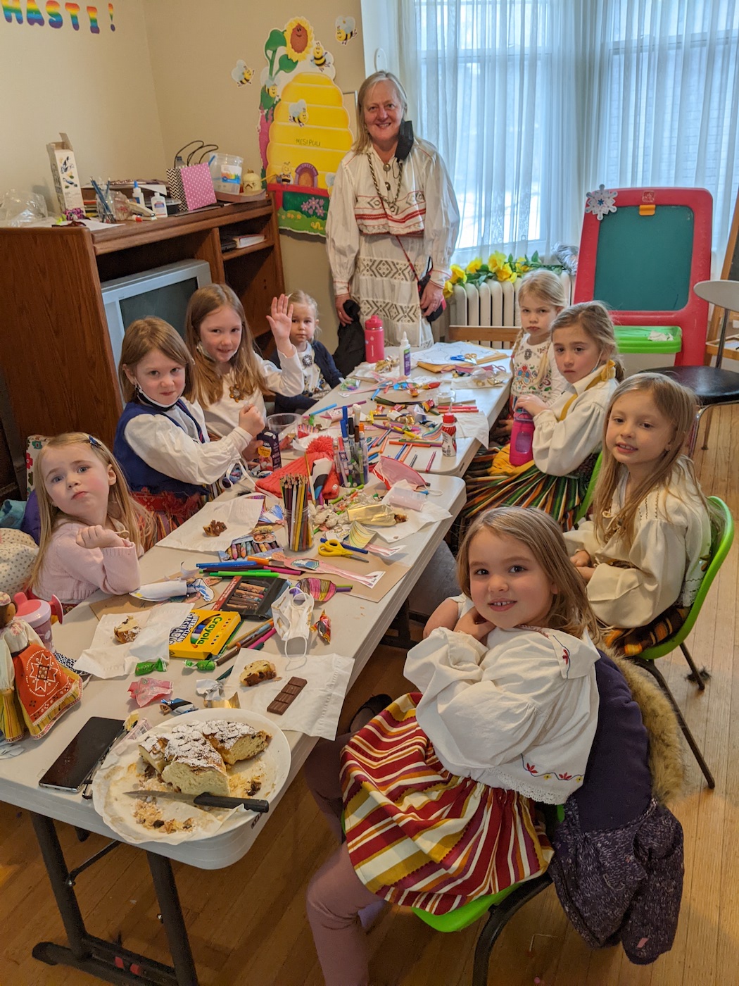 Rahvariietes neiukesed kringlit mekkimas õpetaja Lia Hessiga. Foto : Merike Koger