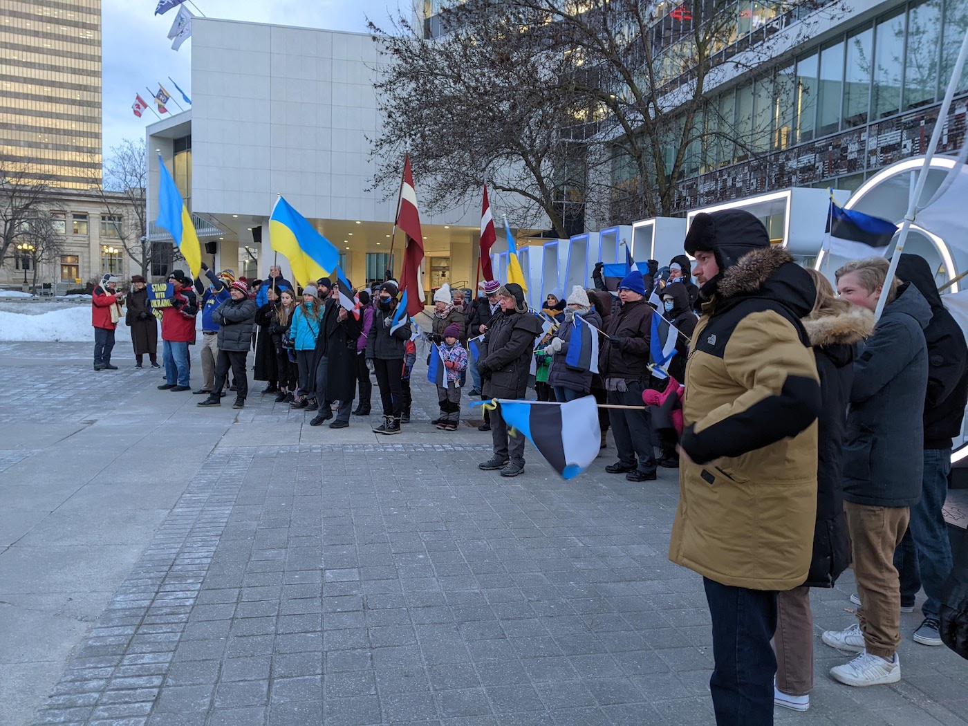 Eesti 104. aastapäeva tähistati Hamiltonis 24. veebruaril ja koos teiste baltlaste ja ukrainlastega märgiti toetust samal päeval Venemaa agressiooni ohvriks langenud Ukrainale. Foto: Merike Koger