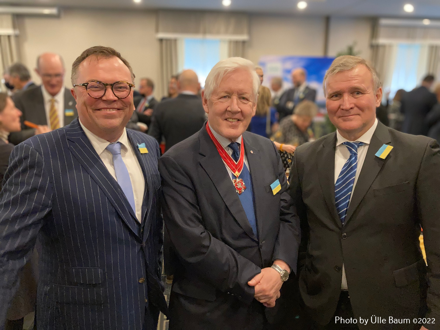 Leedu ,,Lithuanian Diplomacy Star“ teenetemärgiga tunnustatud Bob Rae (keskel), koos Kesk- ja Ida-Euroopa Ülemkogu Kanadas presidendi Marcus Kolga ja Eesti Vabariigi suursaadiku Toomas Lukkiga. Foto: ©Ülle Baum