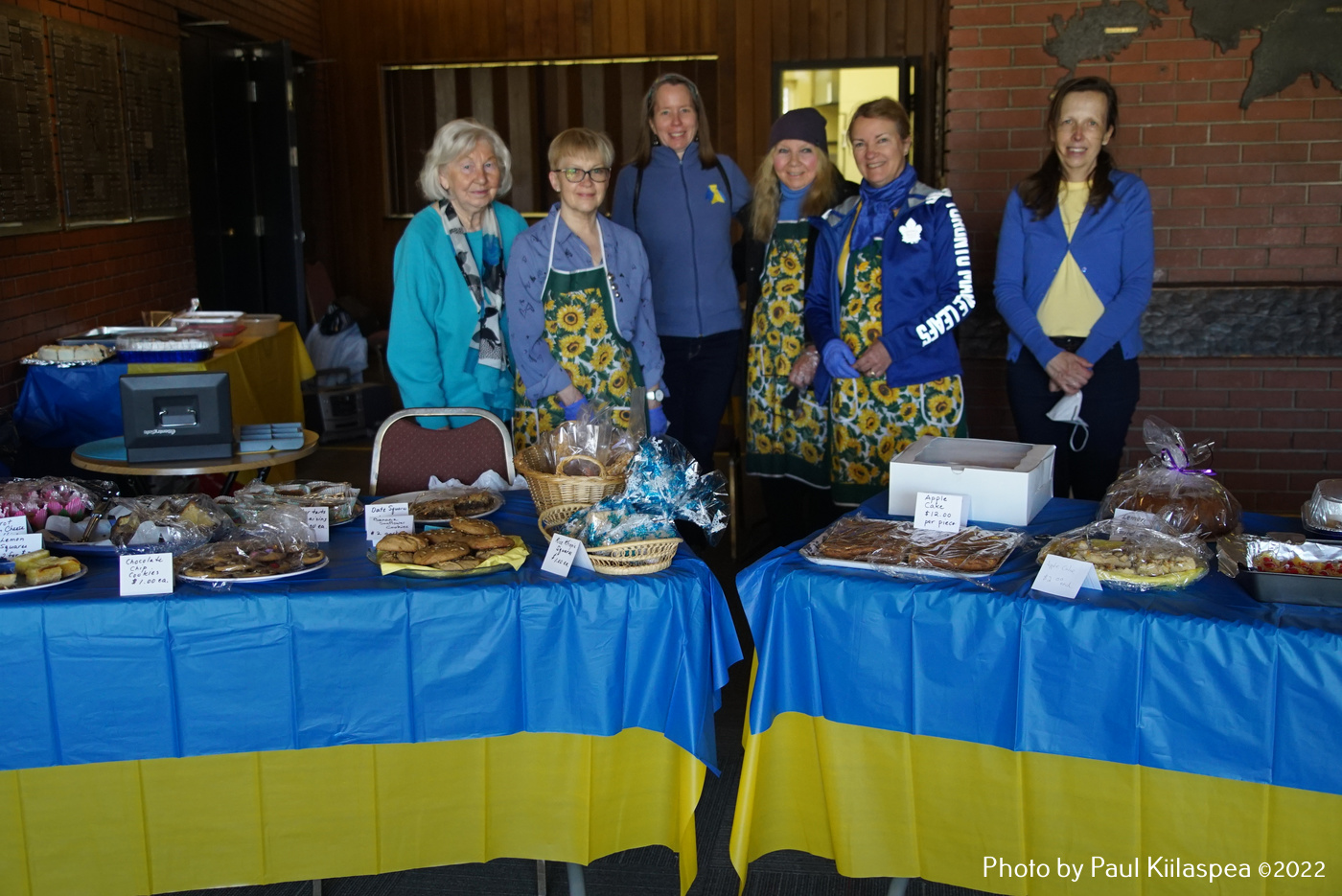 Nelly Hubel, Maret Kapp, Maimu Mölder, Aime Nurmse, Pia Hess, Erika Jõgi Eesti Majas toimunud Lõbusa Pärastlõuna heategevuslikus kodukohvikus. Foto: Paul Kiilaspea (2022)