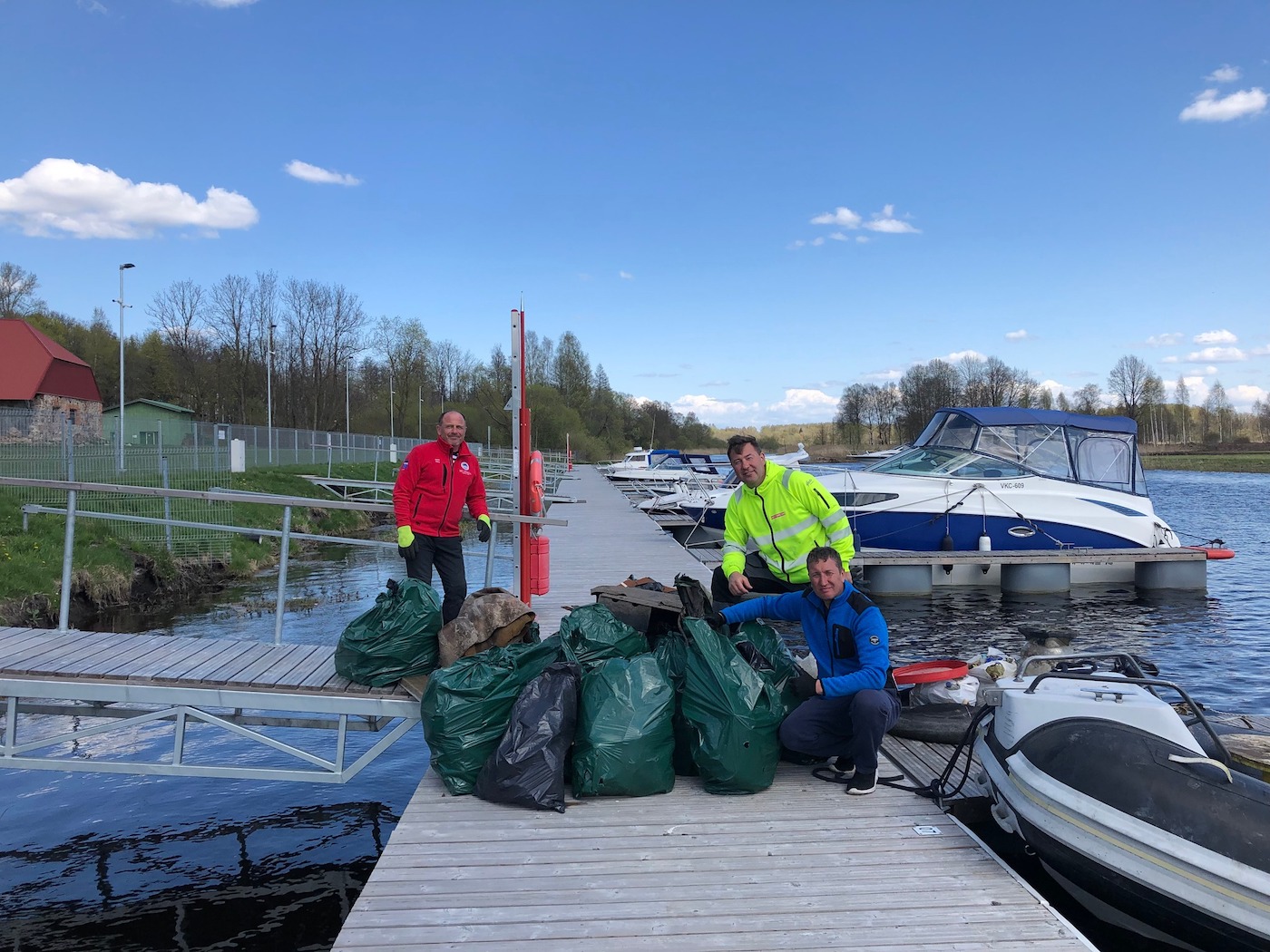 Garbage collected by volunteers as part of the Teeme Ära talgupäev organized by the Estonian Ministry of Culture's Department of Cultural Diversity and the Integration Foundation, (source: facebook.com/teemeara)