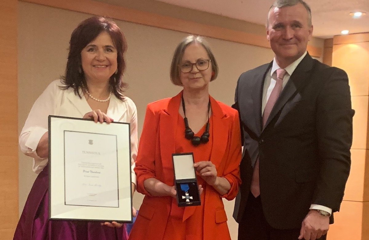 Eesti suursaadik Kanadas Toomas Lukk andis 14. mail Tartu College’is toimunud VEMU 10. tuluõhtul VEMU peaarhivaarile Piret Noorhanile üle Välisministeeriumi III klassi teeneteristi tulemusrikka tegevuse eest Eesti huvide edendamisel maailmas. Fotol: Piret Lukk, Piret Noorhani ja Toomas Lukk.