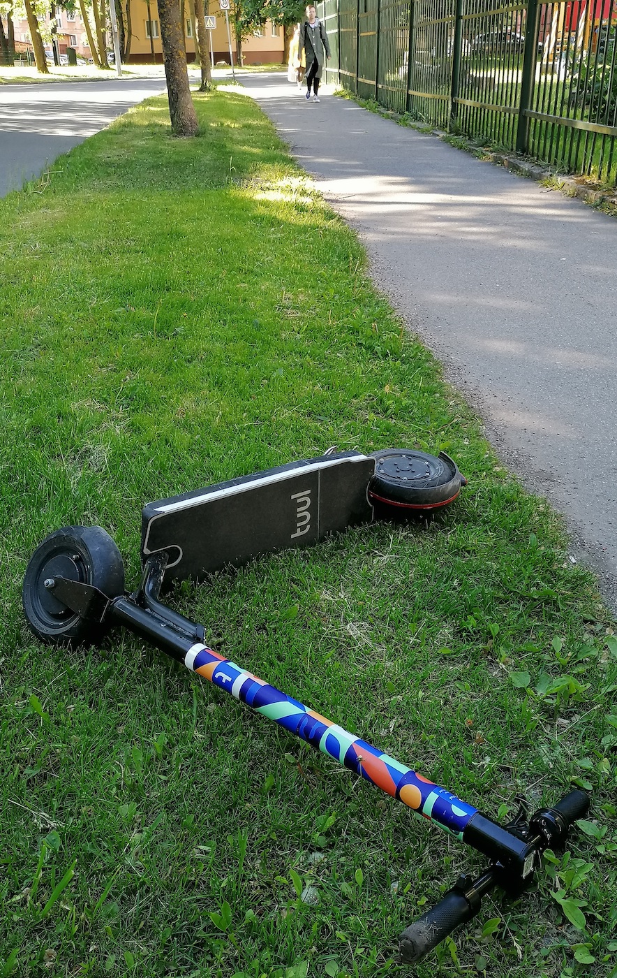 Selline vaatepilt 16. jaani/kuu hommikul meie tänavas: valesse kohta jäetud ja siis veel ümber kukkunud TUULe firma e-tõuks. Kui jätad laenatud sõiduki selleks mitte ette/nähtud kohta, võib tulla su telefoni/arvele 5 - 40 eurone trahv (*fine*). Samas satub keegi varsti ikka selle peale ja hakkab kasutama. Kui ta aku (*battery*) just tühjaks pole sõidetud. Foto: Riina Kindlam