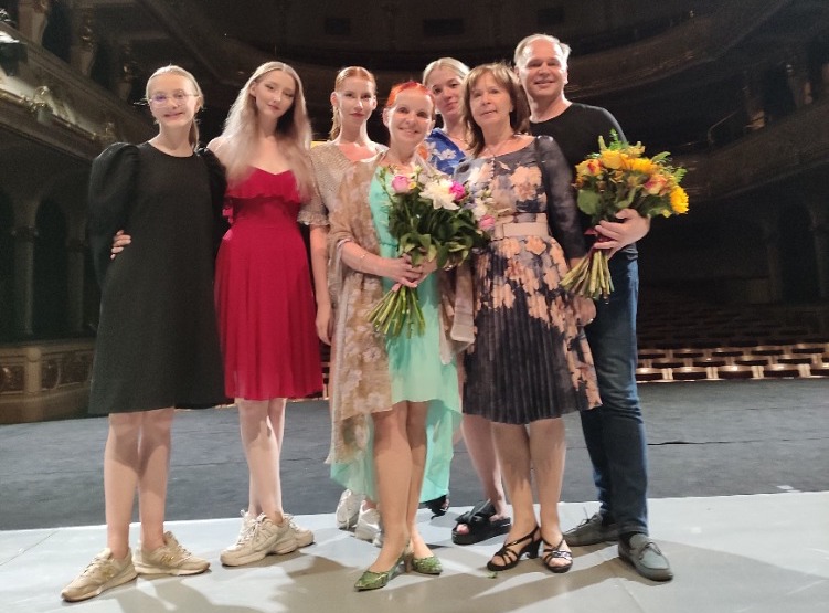 Pärast lõpukontserti juunis 2022 Praha Vinohradska teatris. Fotol: Noor Ballett Fouetté tudengid, õpetajad Helena Froliková, Tõnu Veiler, pro- jektijuht Iivi Zájedova.