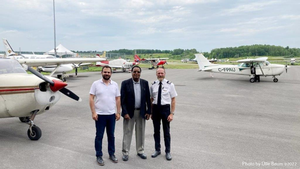 Pildil rahvusvahelise pilootideakadeemia president Jules Selwan, Tšaadi Vabariigi suursaadik ja Kanada diplomaatilise korpuse ülem Mohamat Ali Adoum ning pilootideakadeemia õppejõud piloot Brad Wintruo. Foto:© Ülle Baum