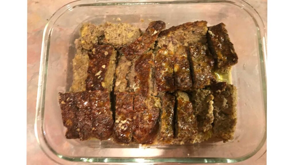 Hakkliha-vormiroog porgandi, värvilise pipra ja juustuga
