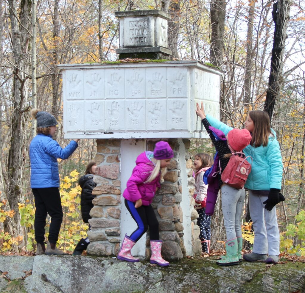 ILUSA EMA/KEELE SAMMAS on au/sammas ehk monument eesti keelele. See püstitati Põhja/naela (Polaris, the North Star) suur/laagris 33 aastat tagasi!