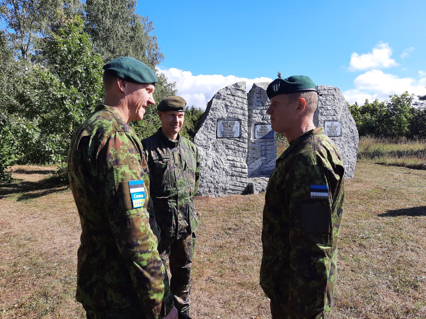 Soome Kaitseväe Karjala brigaadi ülem kindralmajor Jukka Jokinen, Eesti Kaitseväe juhataja asetäitja kindralmajor Veiko-Vello Palm ja endine Eesti kaitseatašee Soomes kolonelleitnant Anto Kergand vestlushoos Muuksi linnamäel Põhjatähe mälestusmärgi juures. Foto: Peep Pillak (2022) 