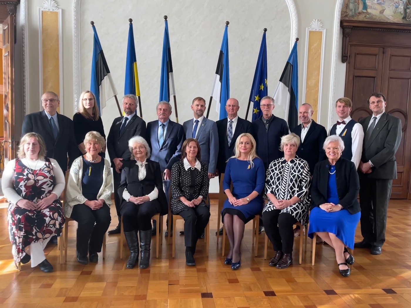 Suurpõgenemise konverentsi esinejate ja korraldajate ühispilt Riigikogu lipusaalis 19. septembril. Vasakult ees: ürituse korraldaja Evelin Sennett, Mari-Ann Kelam, kirjanik Elin Toona, korraldaja Iivi Zajedova, riigihal- duse minister Riina Solman, Reaalkooli emakeele õpetaja Anu Kell ja külalisesineja Kristi Vuht Allpere Atlantast. Taga vasakult: külalisesineja Jaak Rakfeldt Connecticutist, Lelde Neimane Läti okupatsioonimuu- seumist, ajaloolane Meelis Maripuu, ajaloolane Mati Mandel, Riigikogu Välis-Eesti toetusrühma esimees Tarmo Kruusimäe, ÜEKN esimees Aho Rebas, spordiajakirjanik Enn Hallik, kunstiajaloolane Harry Liivrand, Reaalkooli ajalooõpetaja Madis Somelar ja Juozas Banionis Leedu rahva genotsiidi ja vastupanuliikumise  uuringumise keskusest. Pildilt puudub Tunne Kelam. Foto: Krislin Ots (2022)