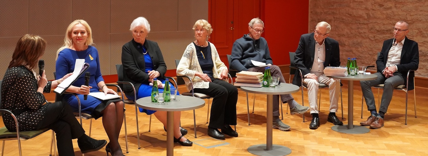 Vestluspaneelis osalesid moderaator Iivi Zajedova, Riina Solman, Kristi Vuht Allpere, Mari-Ann Kelam, Enn Hallik, Tunne Kelam ja Harry Liivrand. Foto: Kristjan Ühtid (2022)