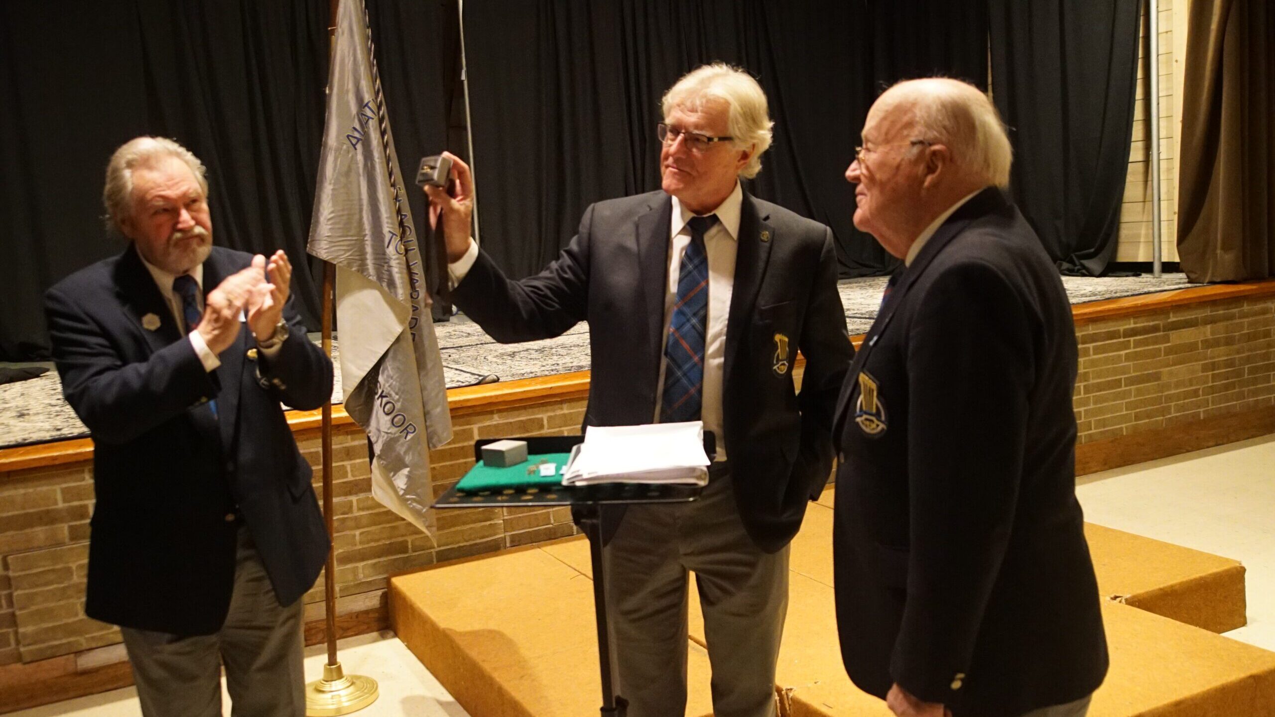 Choir director Avo Kittask (left) recently bestowed a specially created gold medal upon Tõnu Rüdmik (middle) and super-veteran singer Enn Kiilaspea (right). (Photo: Eesti Elu)