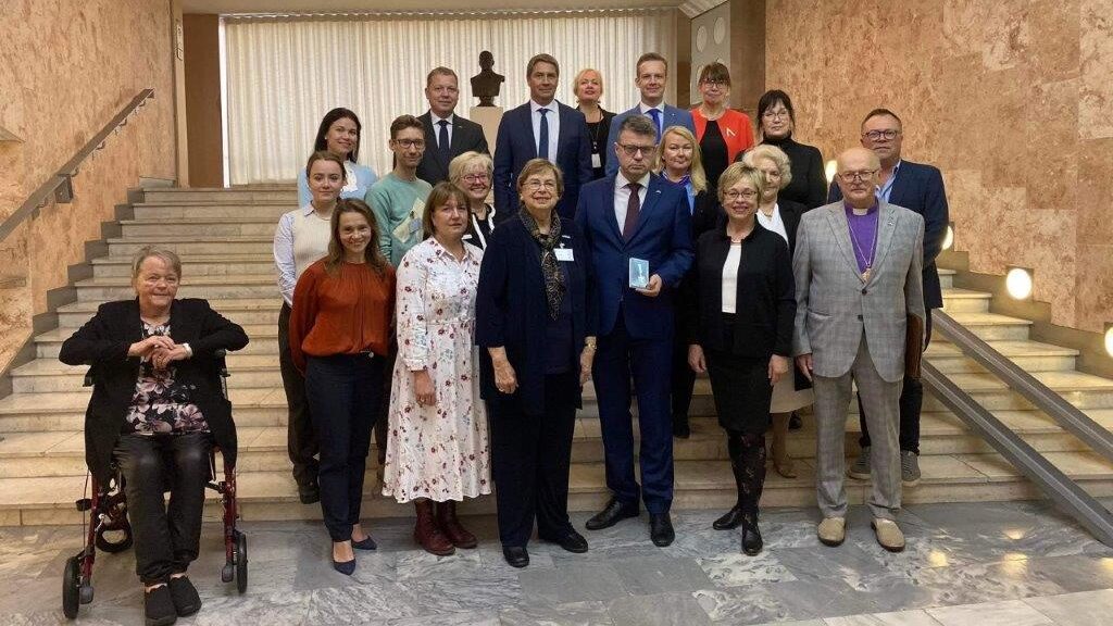 Ees keskel välisminister Urmas Reinsalu, käes Eestlaste Kesknõukogu Kanadas teenetemärk, mille andis üle Reet Marten Sehr, välisministri panuse eest üleilmse eestluse edendamisel