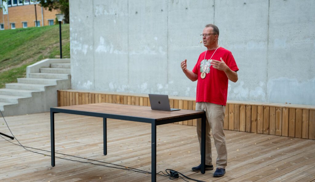 Professor Toivo Maimets delivering Kääriku Metsaülikool´s opening lecture. Photo by Kaspar Roost.